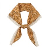 Okergele bandana met wit bloemenpatroon en kanten rand, gestrikt in een knoop.