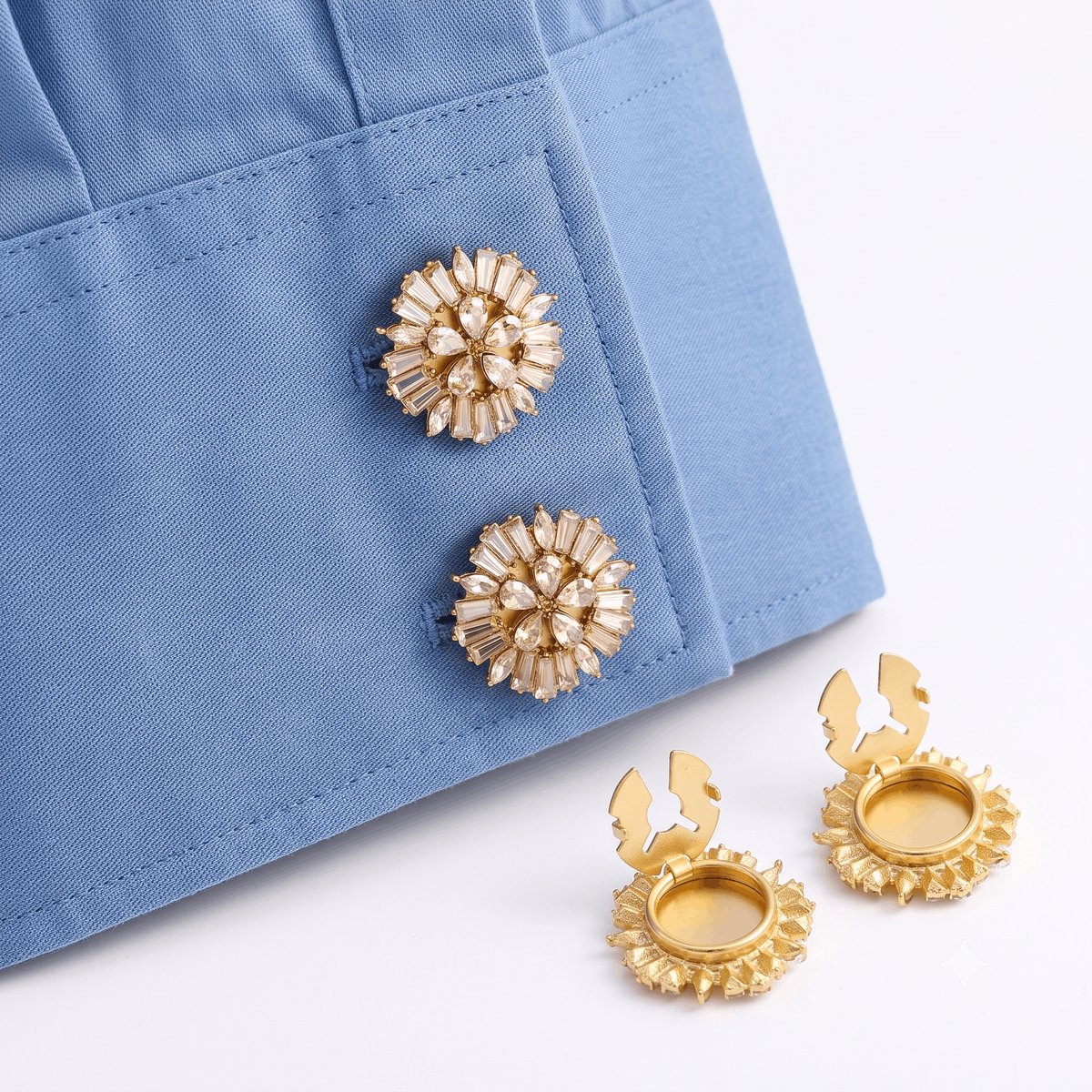 Button Covers Set van 2 - Knoop Covers voor Overhemden & Blouses - Zonnebloem Motief met Kristalsteentjes - Manchetknopen Alternatief - Accessoires Cadeau - Beige