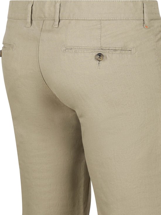 Achterkant van een beige chino broek met knoopsluiting en paspelzak.