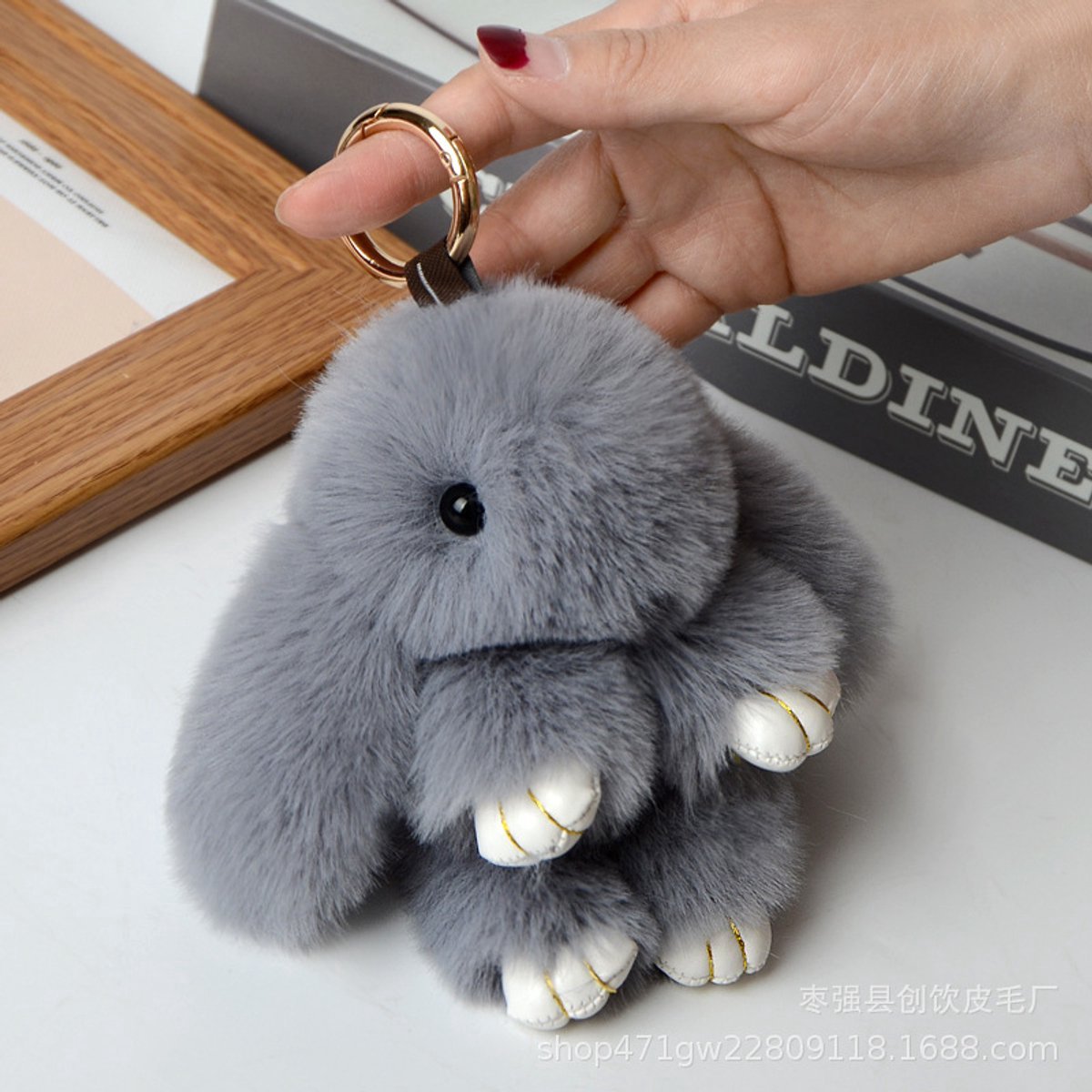 casalora Sleutelhanger - Schattige Konijn Sleutelhanger 15 cm - Fluffy - Pluche Konijn Knuffel Sleutelhanger voor Tas of Sleutelbos – Kawaii Konijntje Tasdecoratie Cadeau voor Meisjes - Middelgrijs