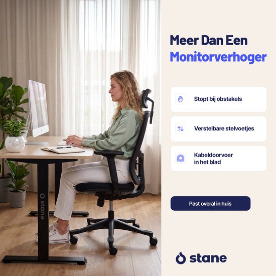 Vrouw zit achter een eiken bureau met zwarte poten. Bureau heeft verstelbare stelpootjes en kabeldoorvoer.