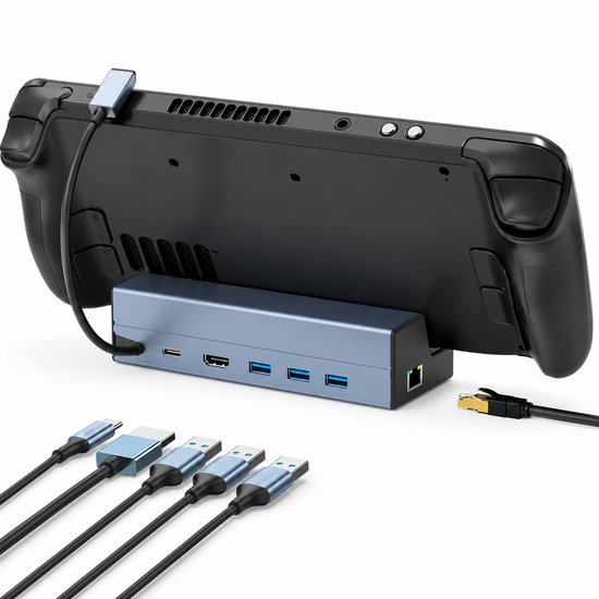 Steam Deck aangesloten op zilveren docking station met meerdere poorten, met extra kabels ernaast.
