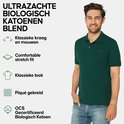 Man met een donkergroen poloshirt van biologisch katoen met klassieke kraag en korte mouwen.
