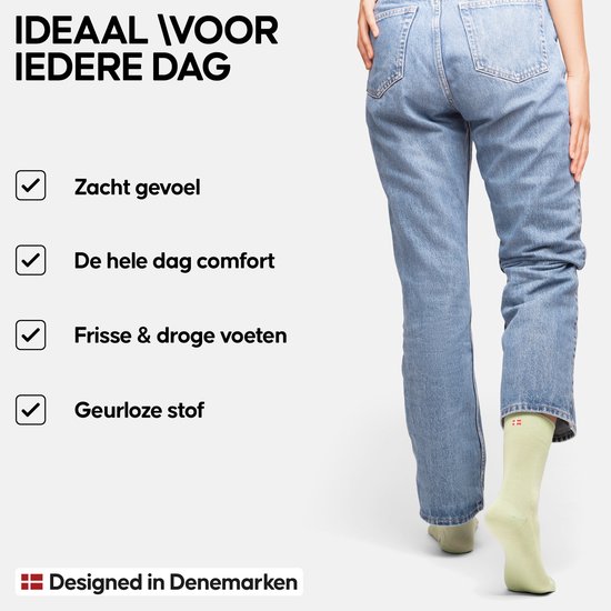 Een vrouw in spijkerbroek draagt een lichtgroene sok. Tekst: "Ideaal voor Iedere Dag", "Zacht gevoel", "De hele dag comfort", "Frisse & droge voeten", "Geurloze stof", "Designed in Denemarken".