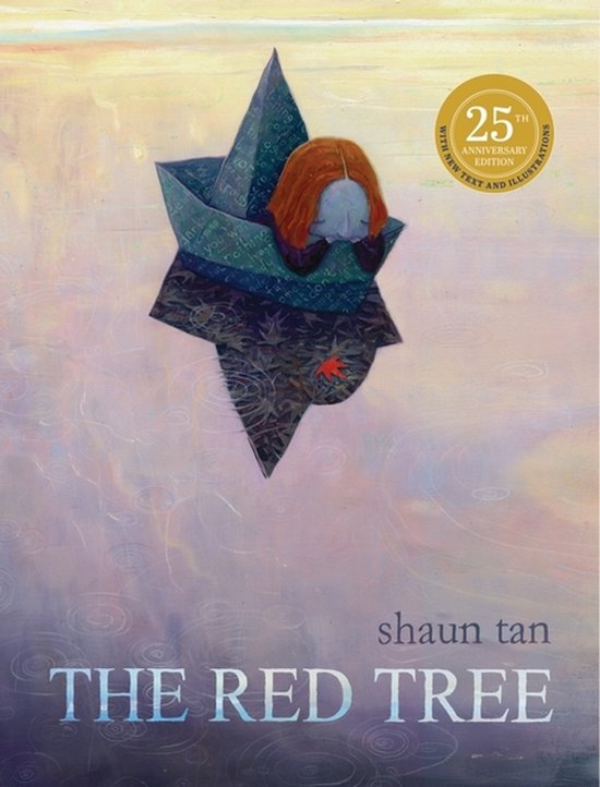 De Rode Boom 25e jubileumeditie door Shaun Tan, met een meisje in een papieren boot en tekst.