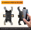 Zwarte fiets telefoonhouder demonstreert hoe de houder opent en sluit rond een telefoon.