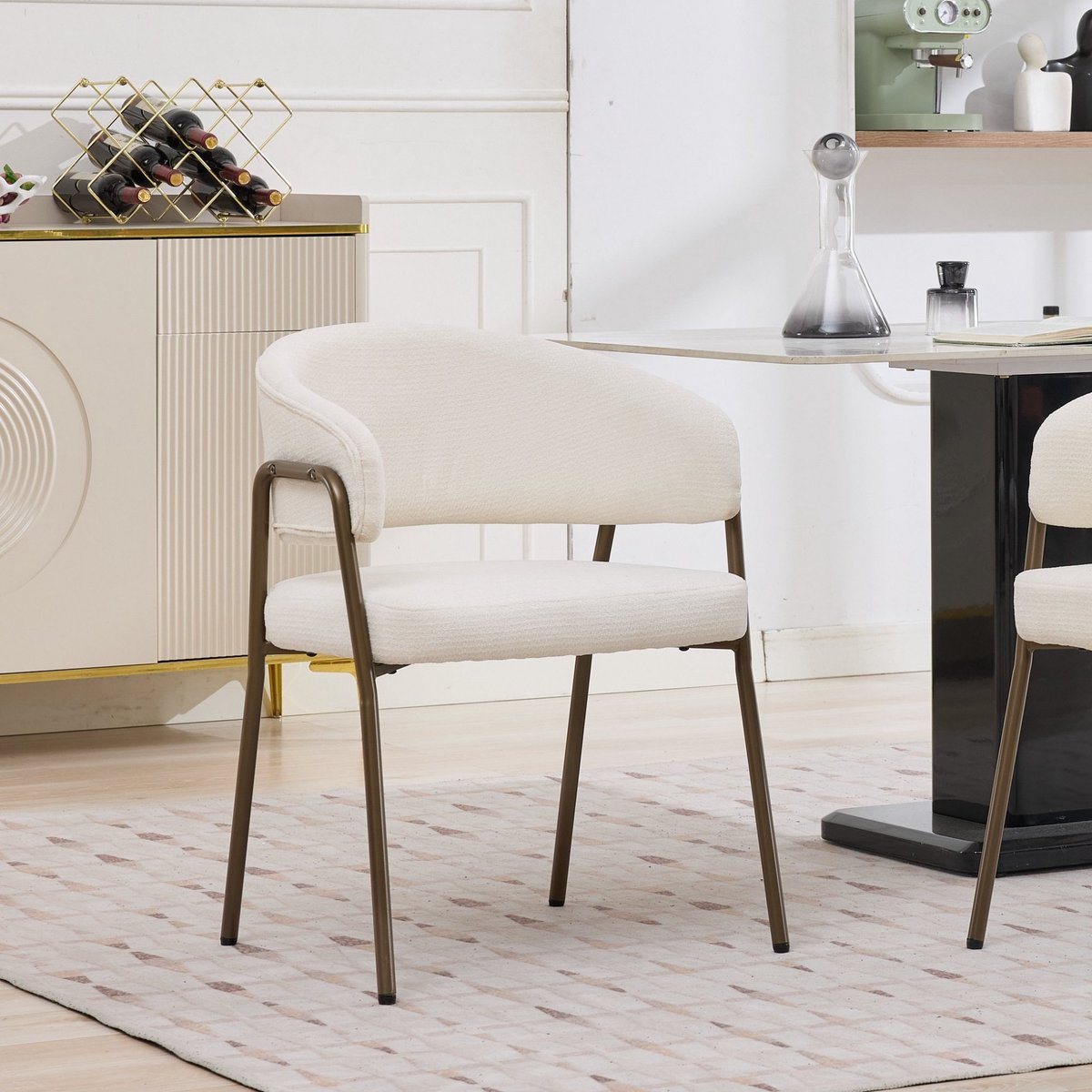 Eetkamerstoel - Moderne Eetkamerstoel met Armleuningen - Chenille Stoel - Gestoffeerde Eetkamerstoel - Keukenstoel - Woonkamerstoel - Accentstoel met Metalen Poten - Eetkamerstoel voor Keuken en Eetkamer - Beige