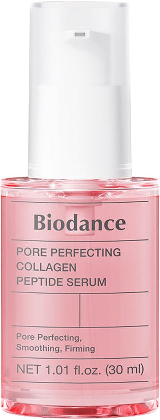 Een glazen flesje met roze serum en een witte pomp, op een witte achtergrond.