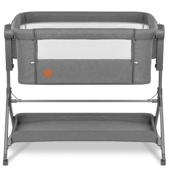 Grijze co-sleeper op een standaard met opbergmand, frontaal zicht.