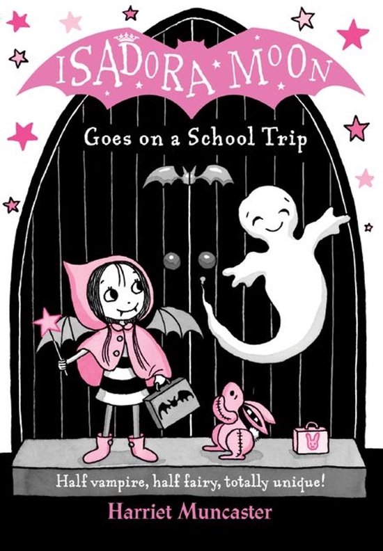 Boekomslag: Isadora Moon, half vampier, half fee, gaat op schoolreis. Illustratie van Isadora met vleugels en een toverstaf.