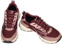 Twee burgondische sneakers met roze en beige accenten, vetersluiting.