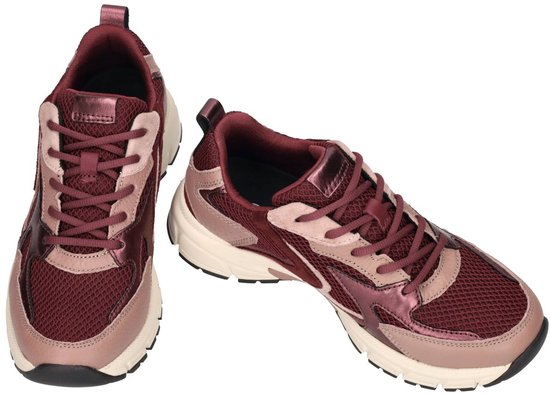 Twee burgondische sneakers met roze en beige accenten, vetersluiting.