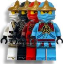 Vijf LEGO Ninjago ninja's in het wit, zwart, rood en blauw met gouden helmen.