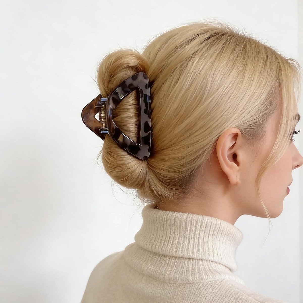 Driehoekige haarklem - grote schildpadclip - bruin kunststof - sterke grip voor middeldik haar - ShopVlot
