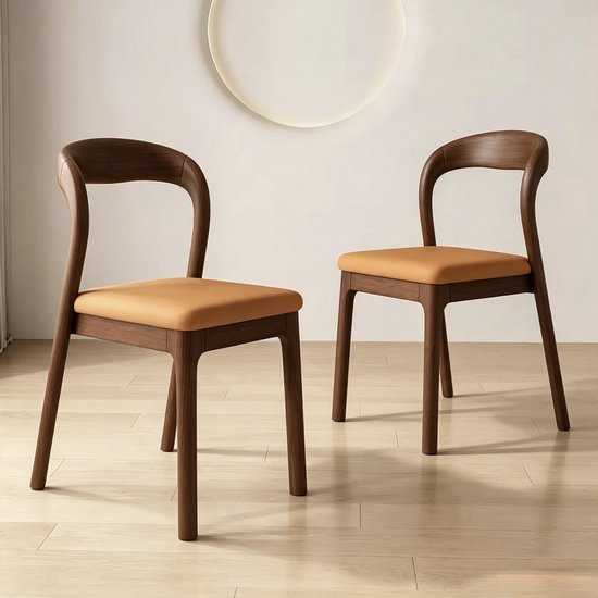 Twee houten stoelen met gebogen rugleuning en oranje zitting.