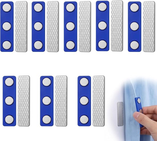 Tien sets blauwe magnetische badgehouders met zilveren, geribbelde achterkant, één set wordt op een blauwe stof getoond.