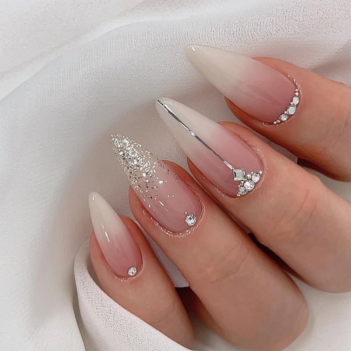 Press on nails 24 stuks - lange amandelvorm - glitters en rhinestone - snel gestyled voor elke gelegenheid - ShopVlot