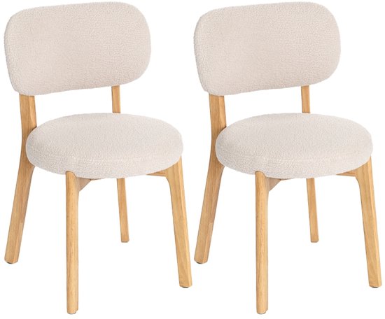 Twee beige eetkamerstoelen met een zachte teddy stof, gebogen rugleuning en houten poten.