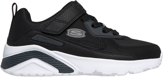 Zwarte sneaker met klittenbandsluiting, veters, witte zool en grijze accenten.