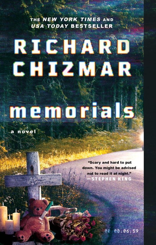 Boekomslag 'Memorials' door Richard Chizmar. Een kruis met een teddybeer en kaarsen.