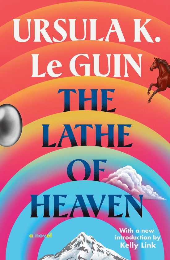 Boekomslag voor "The Lathe of Heaven" van Ursula K. Le Guin, met regenboogkleuren, een paard, een berg en een bol.