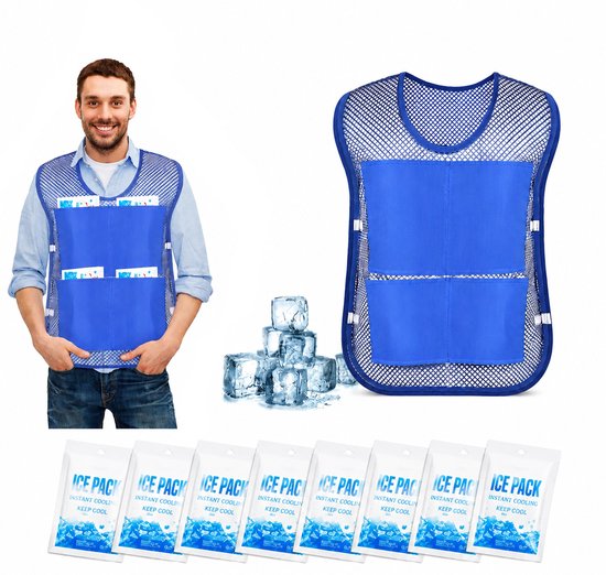 Man met donkerblauw koelvest met 4 zakken voor ijspakken. Naast het vest liggen ijsblokjes en 8 verpakkingen met ijspakken.