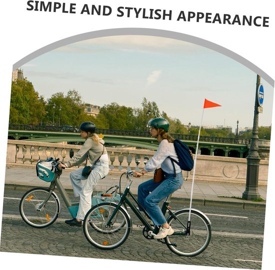 Twee fietsers op straat met een feloranje veiligheidsvlag gemonteerd op de achteras van een fiets.