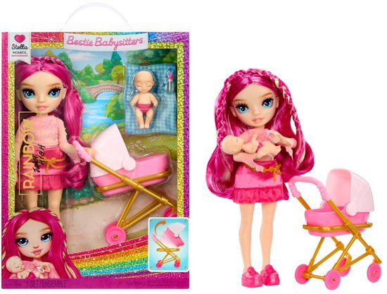Doos met Stella Monroe pop, met roze haar, babypoppenwagen en baby. Pop die Stella vasthoudt en naast de wagen.