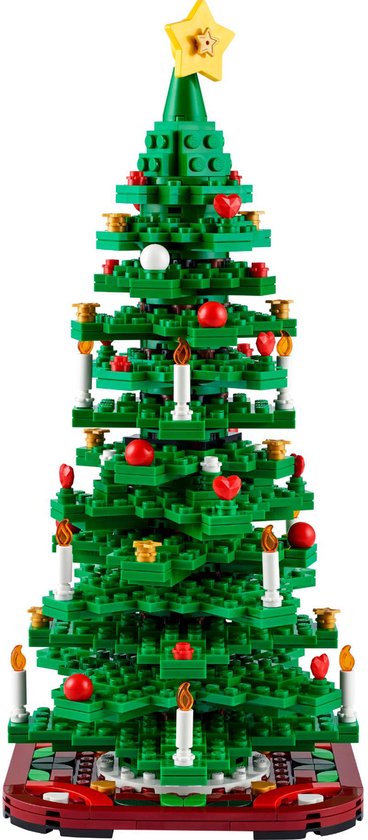 Sapin de Noël LEGO vert orné de boules rouges, de bougies et d'une étoile dorée.