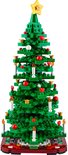 Sapin de Noël LEGO vert orné de boules rouges, de bougies et d'une étoile dorée.
