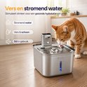 Zilverkleurige drinkfontein met stromend water, waar een oranje kat uit drinkt. "Vers en stromend water" staat in het geel.