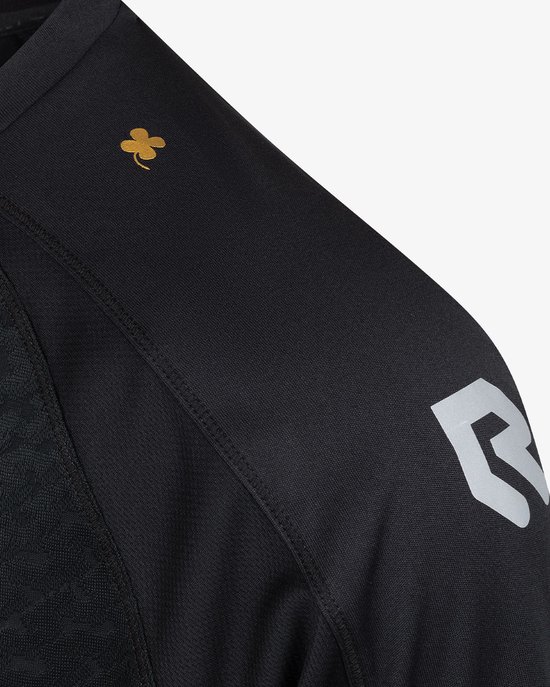 Detail van een zwarte Robey sportshirt met logo op de schouder en klaver.