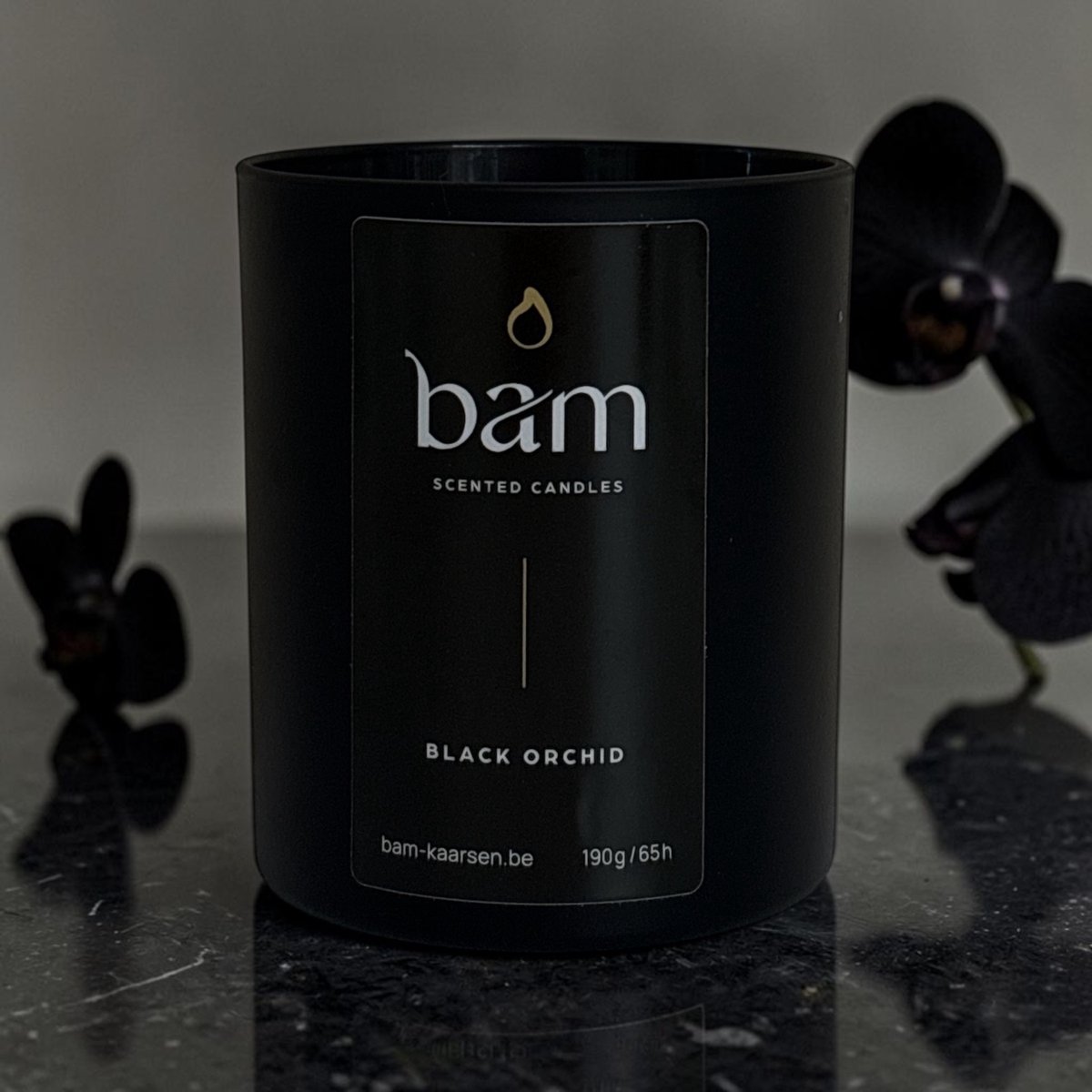 BAM Black Orchid Geurkaars – Black Collection Medium – 2 Katoenen Wieken – 60 Branduren – 190 g – Zonnebloemwas – Vegan - zwarte orchidee