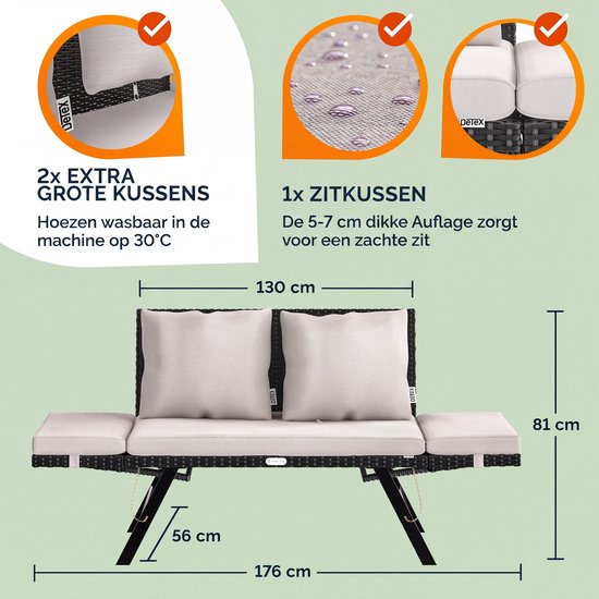 Zwarte polyrottan tuinbank van 130 cm breed met 2 grote crèmekleurige zitkussens en 2 armleuningen/zijtafels.