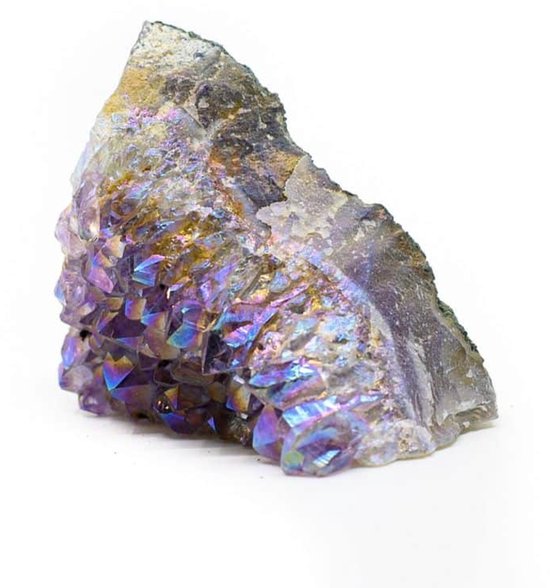 Ruwe Angel Aura kwartscluster met paarse, blauwe en gouden iriserende facetten op een grijsachtige achtergrond.