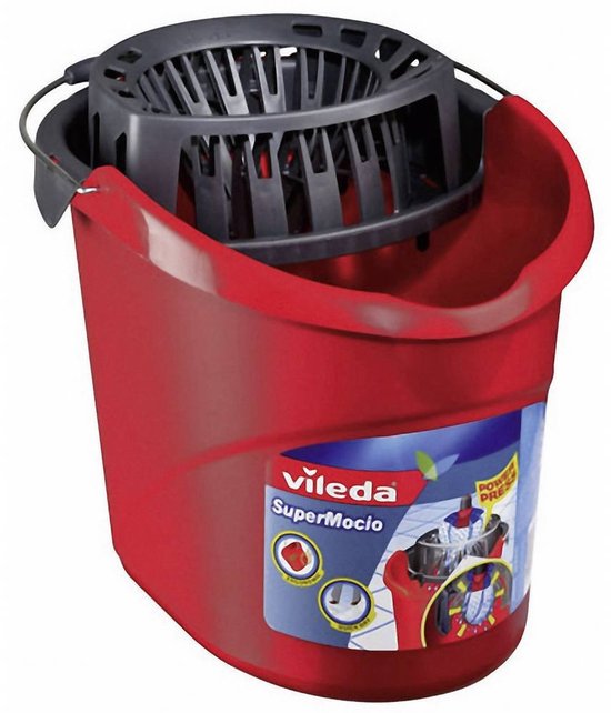 Rode Vileda SuperMocio emmer met grijs persmechanisme. Op de zijkant een deel van de verpakking te zien.