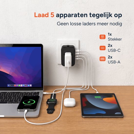 Zwarte reisadapter in stopcontact, laadt 5 apparaten tegelijk op: 1 stekker, 2 USB-C, 2 USB-A.