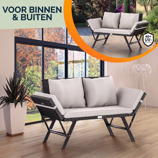 Zwarte polyrottan tuinbank met crèmekleurige kussens, in een woonkamer en in een tuin.
