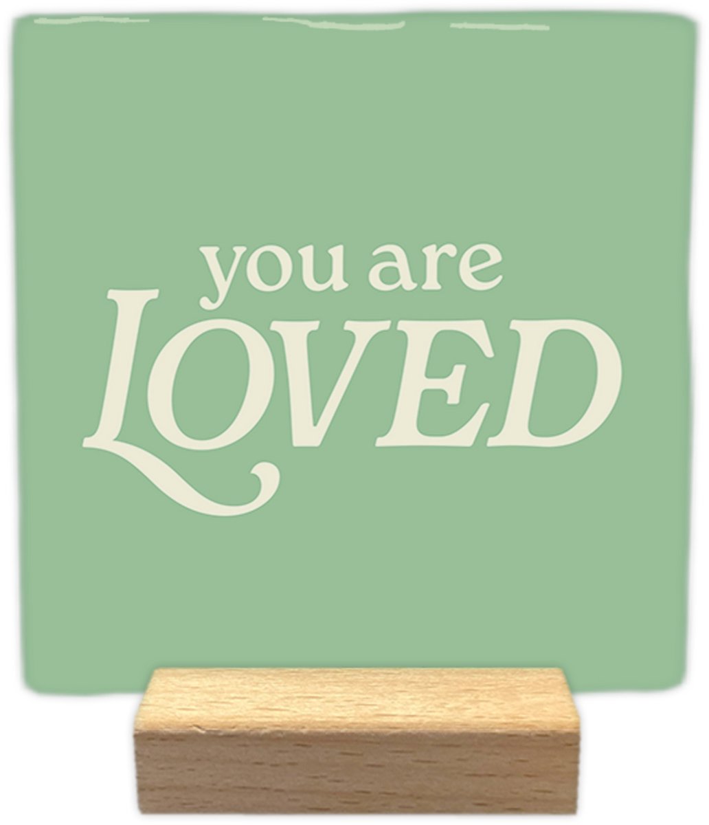Artige Decoratie tegel - You are loved - keramisch - 10x10 cm - inclusief houder Groen