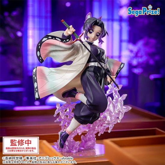 Shinobu Kocho figuur in paars Demon Slayer uniform, vlinderpatroon cape, katana en paarse bloesem basis.