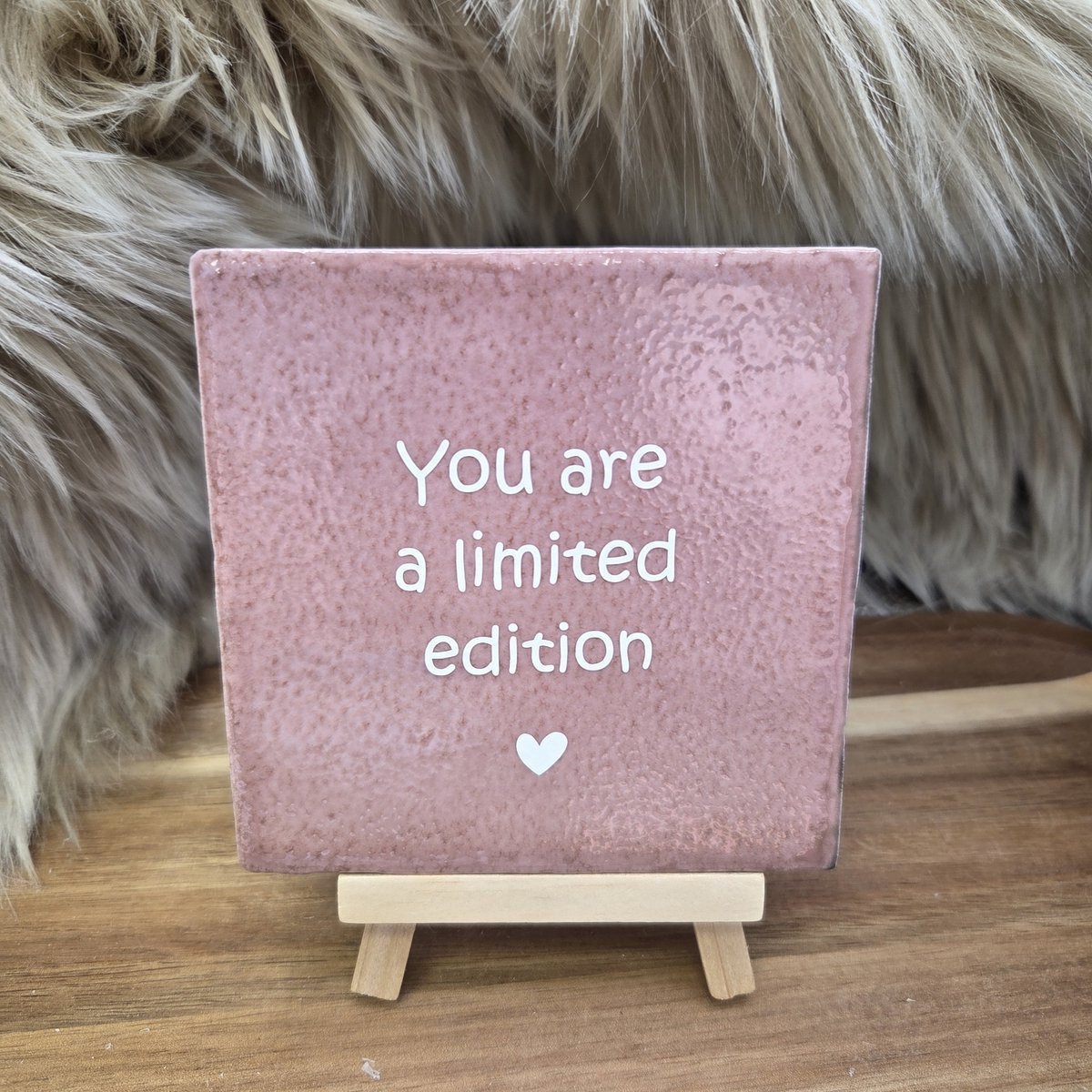 Robuust Wenstegeltje – You Are a Limited Edition – Speels – Hip trendy tegeltje – 10x10 cm – Uniek Cadeau voor Vriendin, Juf, Tante, Zus of Collega – Stijlvolle Woondecoratie met Boodschap – Trendy nu – Decoratief Tegeltje met Standaard – Cadeau Idee