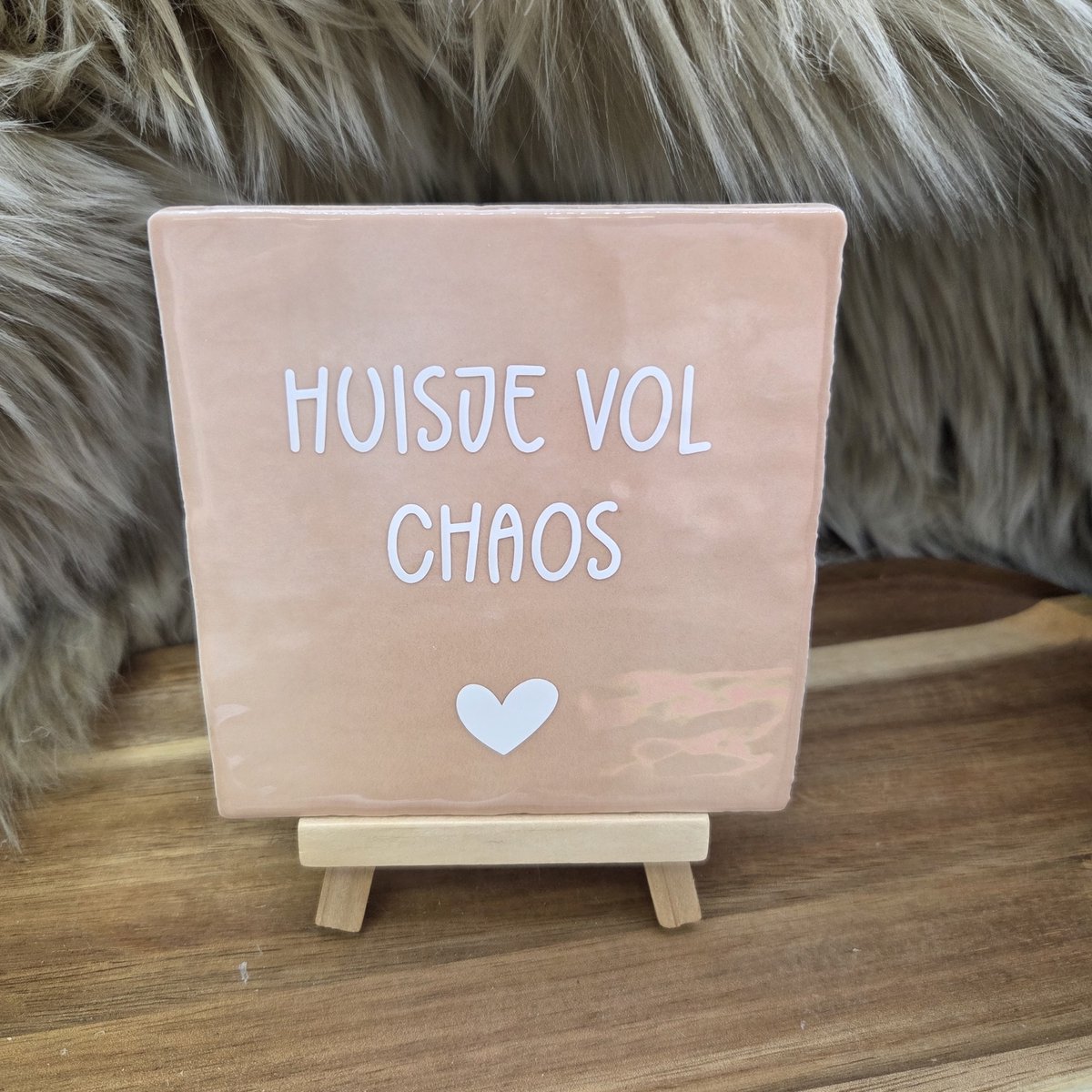 Robuust Wenstegeltje – Huisje vol Chaos – Hip trendy tegeltje – Wanddecoratie – Cadeau voor Nieuwe Woning, Housewarming of Gezinscadeau – Sfeervol en Persoonlijk - Vriend(in) – Trendy nu – Decoratief Tegeltje met Standaard – Cadeau Idee