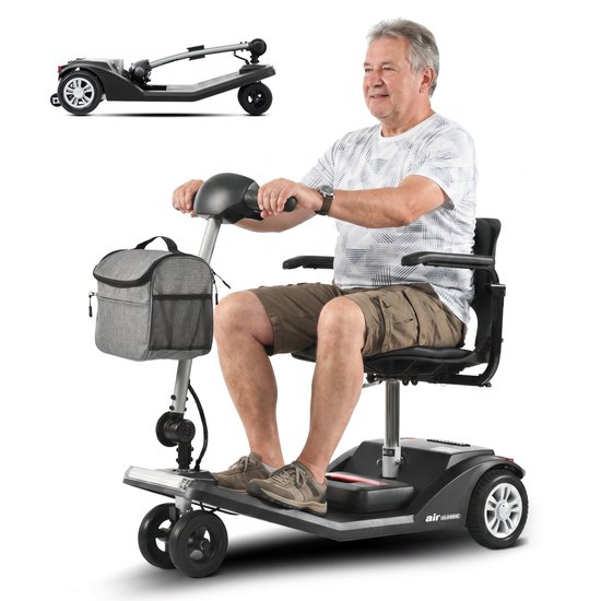 Een oudere man zit op een zwarte scootmobiel met een grijze tas. De scootmobiel is opvouwbaar.