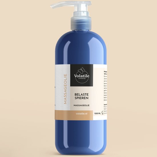Grote blauwe pompfles met het etiket "Volatile Massageolie Belaste Spieren" en ingrediënten.