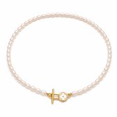 Wit parelcollier met gouden T-sluiting en witte klavervormige hanger.