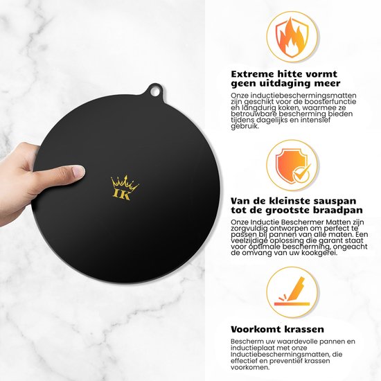 Zwarte ronde inductiebeschermingsmat, vastgehouden door een hand, met vuur, schild, en kras pictogrammen.