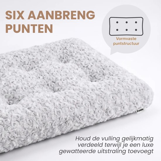 Grijs hondenkussen met een gestikte, roosvormige pluche stof en vulling.