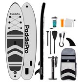 Compleet witte PaddlePro SUP board met zwarte accenten, peddel, pomp en accessoires.