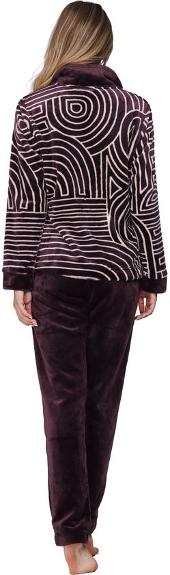 Zijaanzicht van een model in paars huispak met cirkelvormig patroon, met paarse broek.