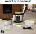 Inhoud van de doos: rijstkoker, binnenpan, stoommand, maatbeker en stroomkabel.